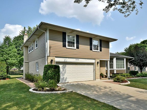 2nd image of 2202 E Robinhood Ln