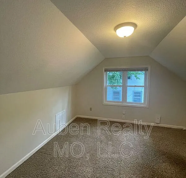 667 Thornton St — Photo 4