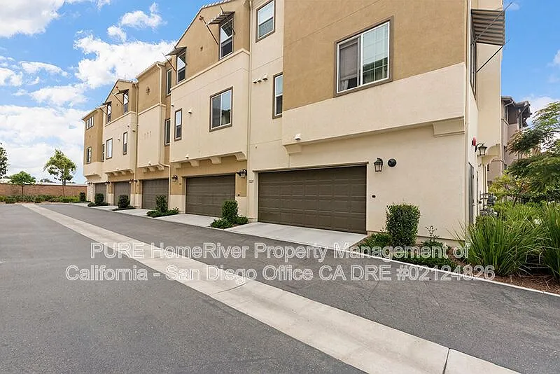 4 bed, 3.0 bath, 1563 sqft, $3,745 — Photo 2