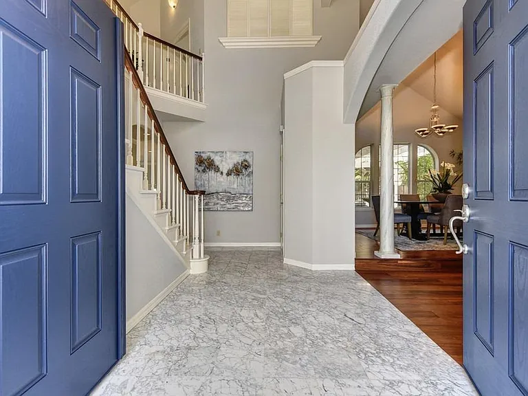 4650 Dorchester Ln — Photo 2