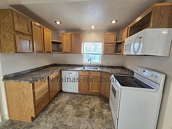 3rd image of 207 E 44th St