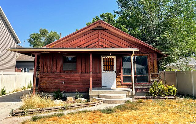 1st image of 365 E Fenton Ave