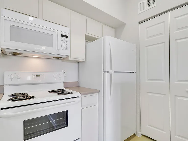 121 SW Palm Dr #306 — Photo 9