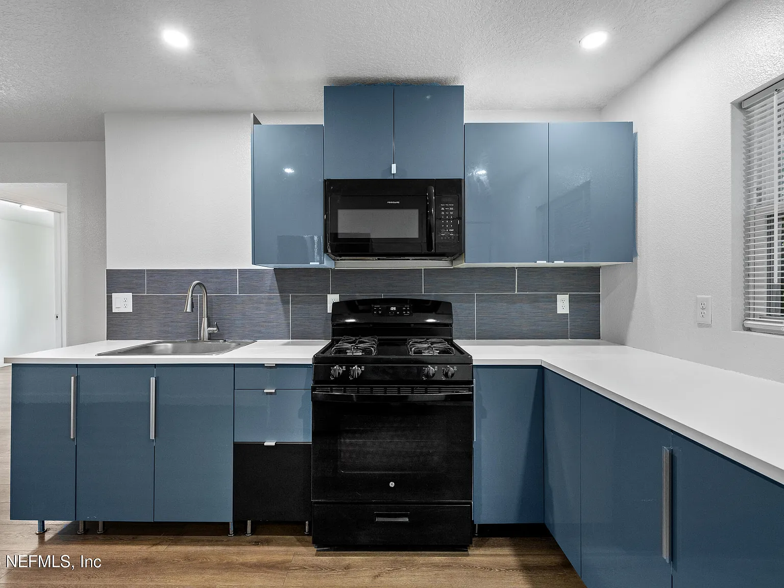 2 bed, 1.0 bath, 690 sqft, $1,050 — Photo 3