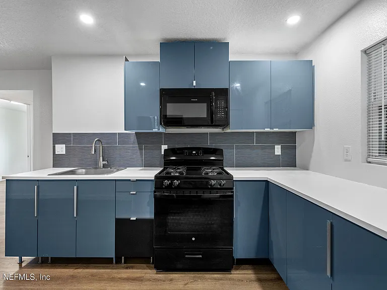 231 E 16th St #1 — Photo 3