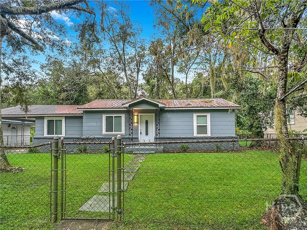 2 bed, 1.0 bath, 990 sqft, $1,600 — Photo 2