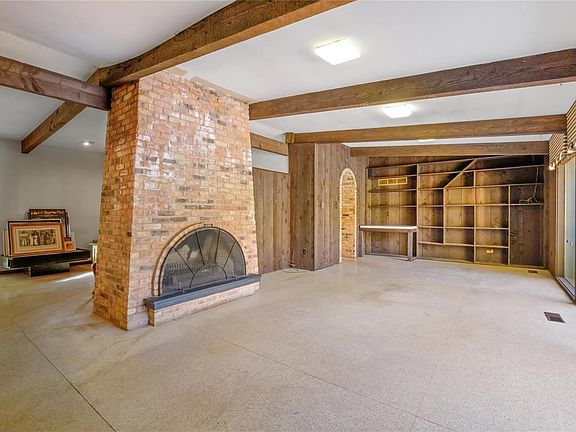 3rd image of 141 Executive Estates Dr