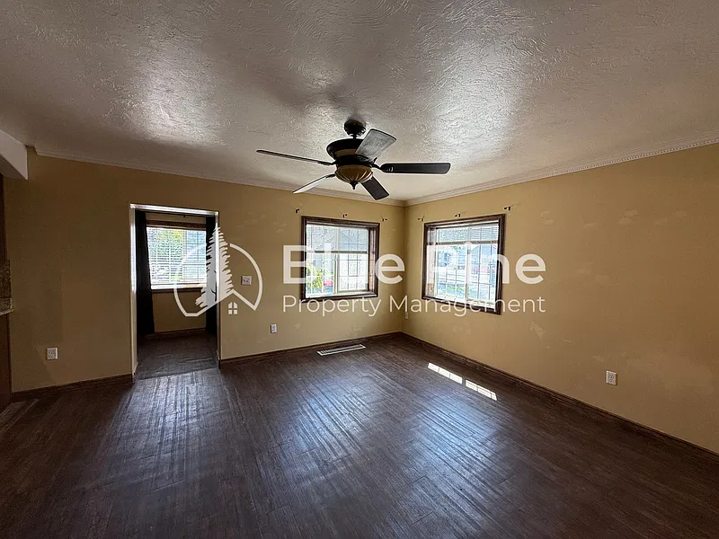 4 bed, 2.0 bath, 2824 sqft, $1,595 — Photo 2