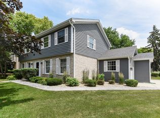 65 Americana Ct, Roselle, IL 60172