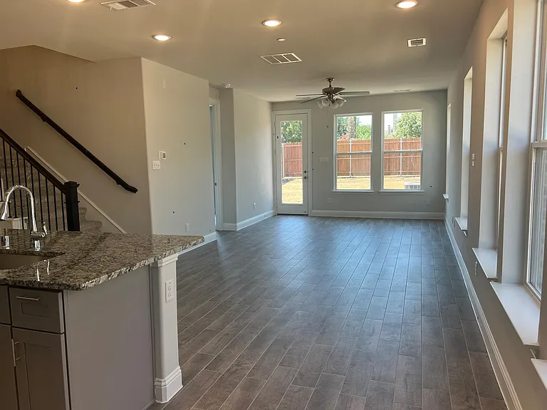 588 Hutchinson Ln — Photo 5
