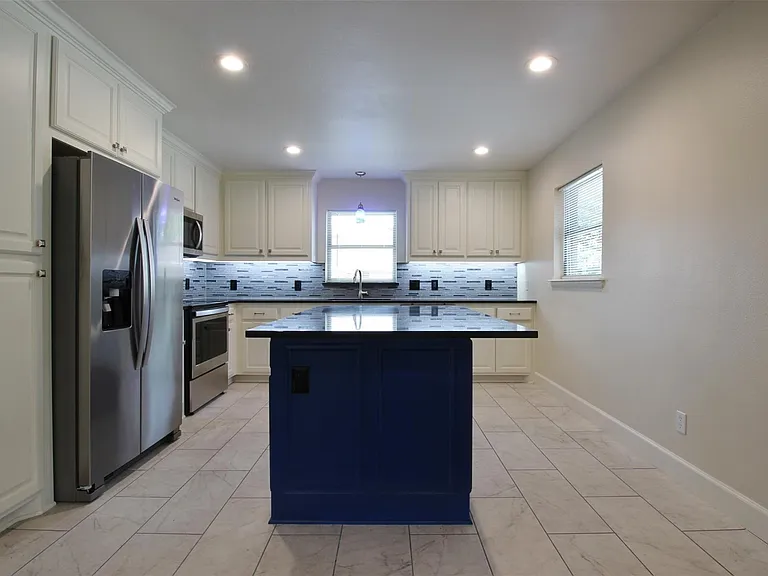 717 Greenleaf Dr — Photo 8