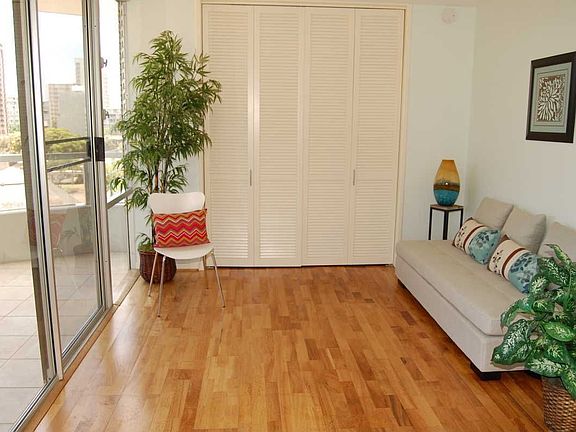 Family rm/ 2nd br/ office (built-in desk