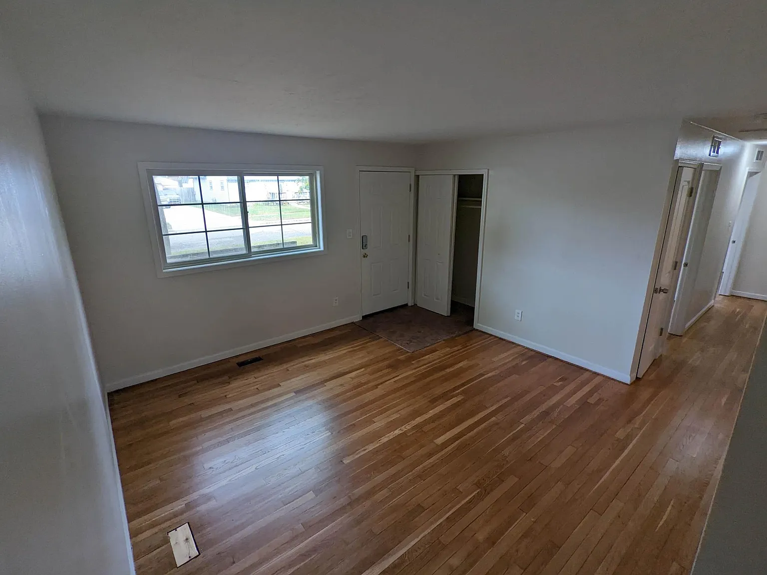 3 bed, 864 sqft, $1,799 — Photo 3