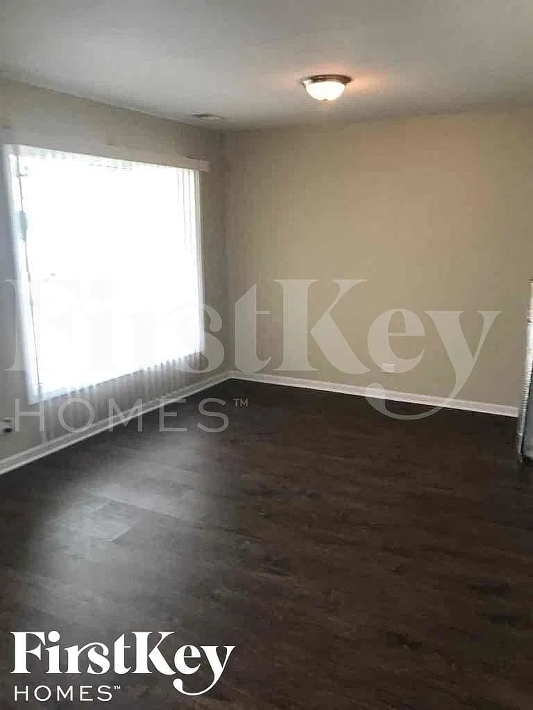 3 bed, 2.0 bath, 1607 sqft, $3,630 — Photo 4