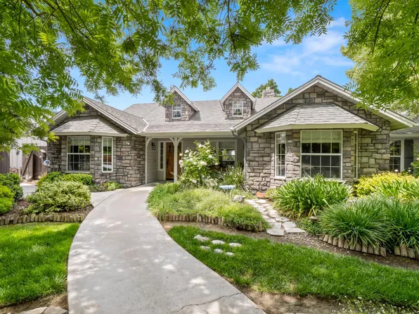 1565 S Highland Ave, Sanger, CA 93657