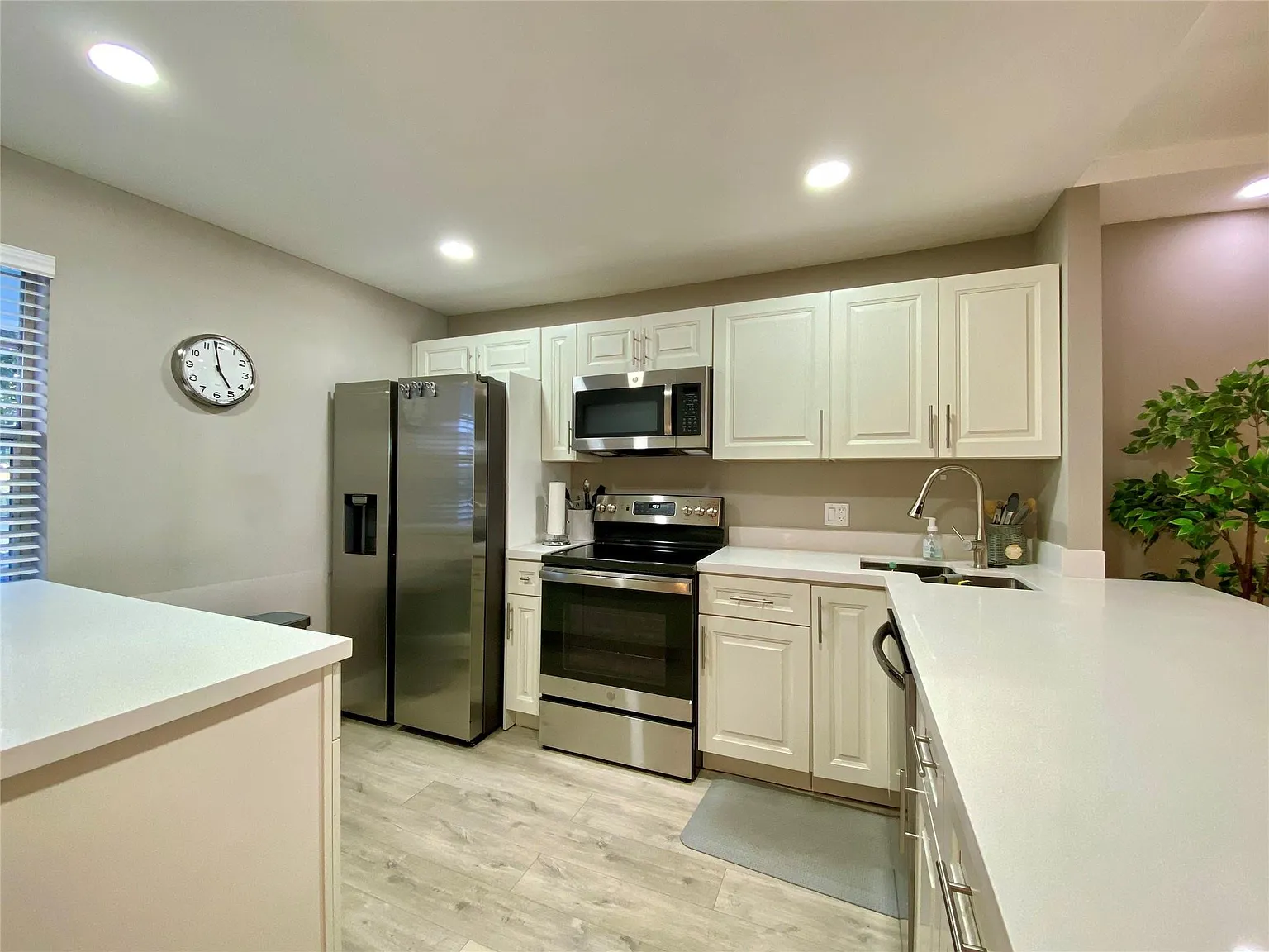 3010 N Course Dr — Photo 2