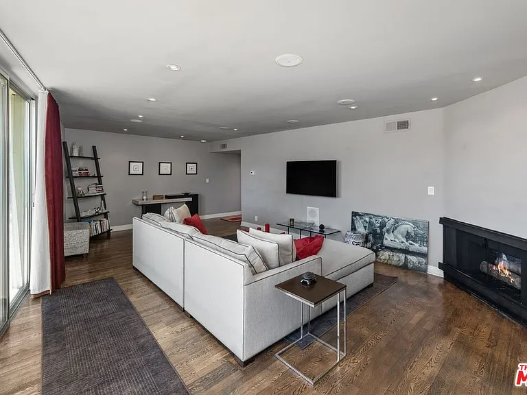 2260 N Cahuenga Blvd #502 — Photo 23