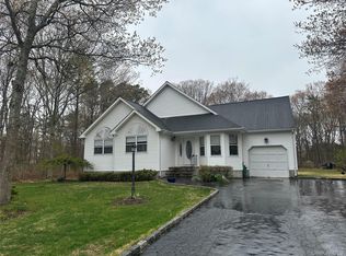 3 Horseshoe Lane, Center Moriches, NY 11934
