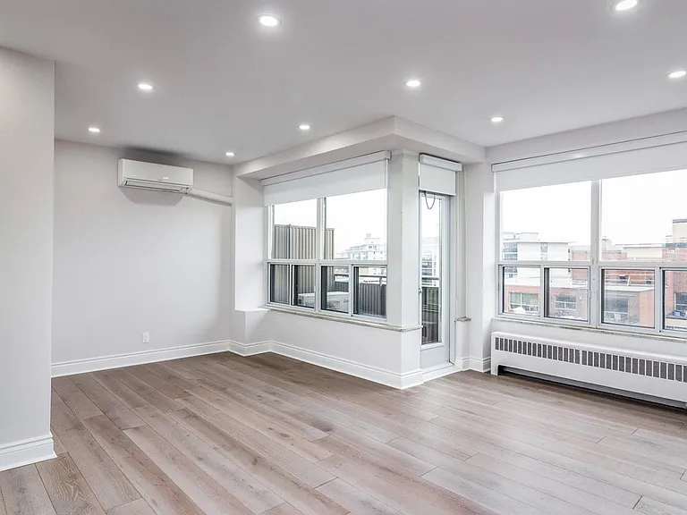 2515 Bathurst St — Photo 2