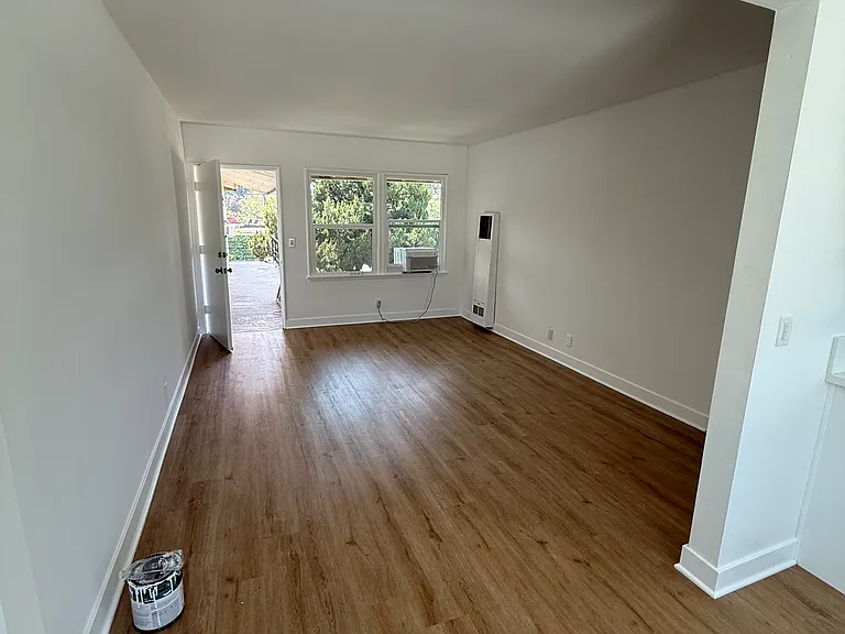 20527 W Vanowen St — Photo 3