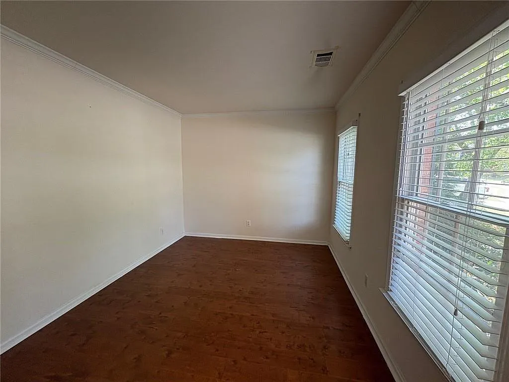 4 bed, 2.5 bath, 2344 sqft, $2,500 — Photo 3