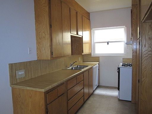 3rd image of 2008 Carnegie Ln APT A