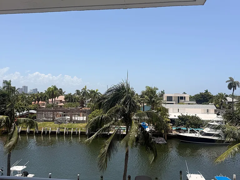 1731 SE 15th St #402 — Photo 1