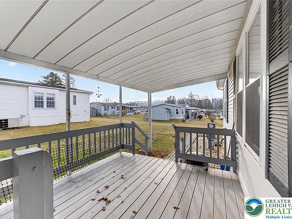 5th image of 37 Stacey Dr