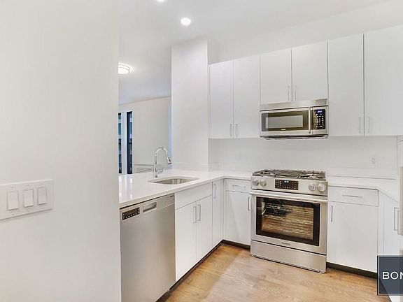 3rd image of 200 W 58th St APT 5A