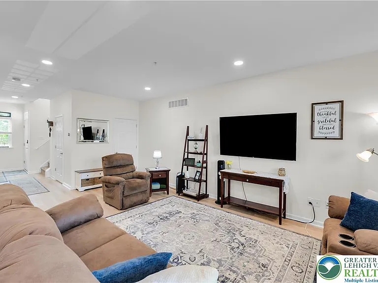 991 King Way — Photo 18