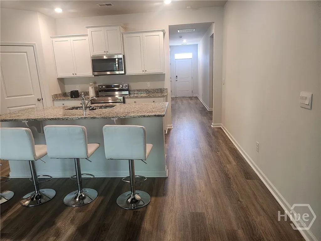 4 bed, 2.0 bath, 1774 sqft, $2,500 — Photo 3