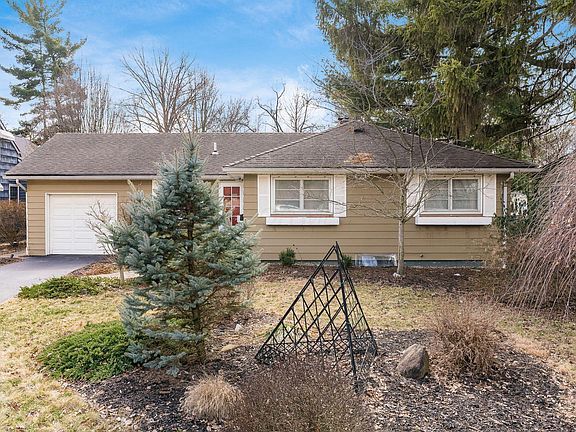 2nd image of 411 Canyon Dr