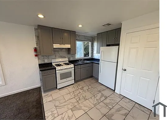 3 bed, 1000 sqft, $3,500 — Photo 3