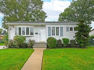 24 Pal St, Plainview, NY 11803