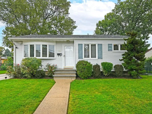 24 Pal Street, Plainview, NY 11803