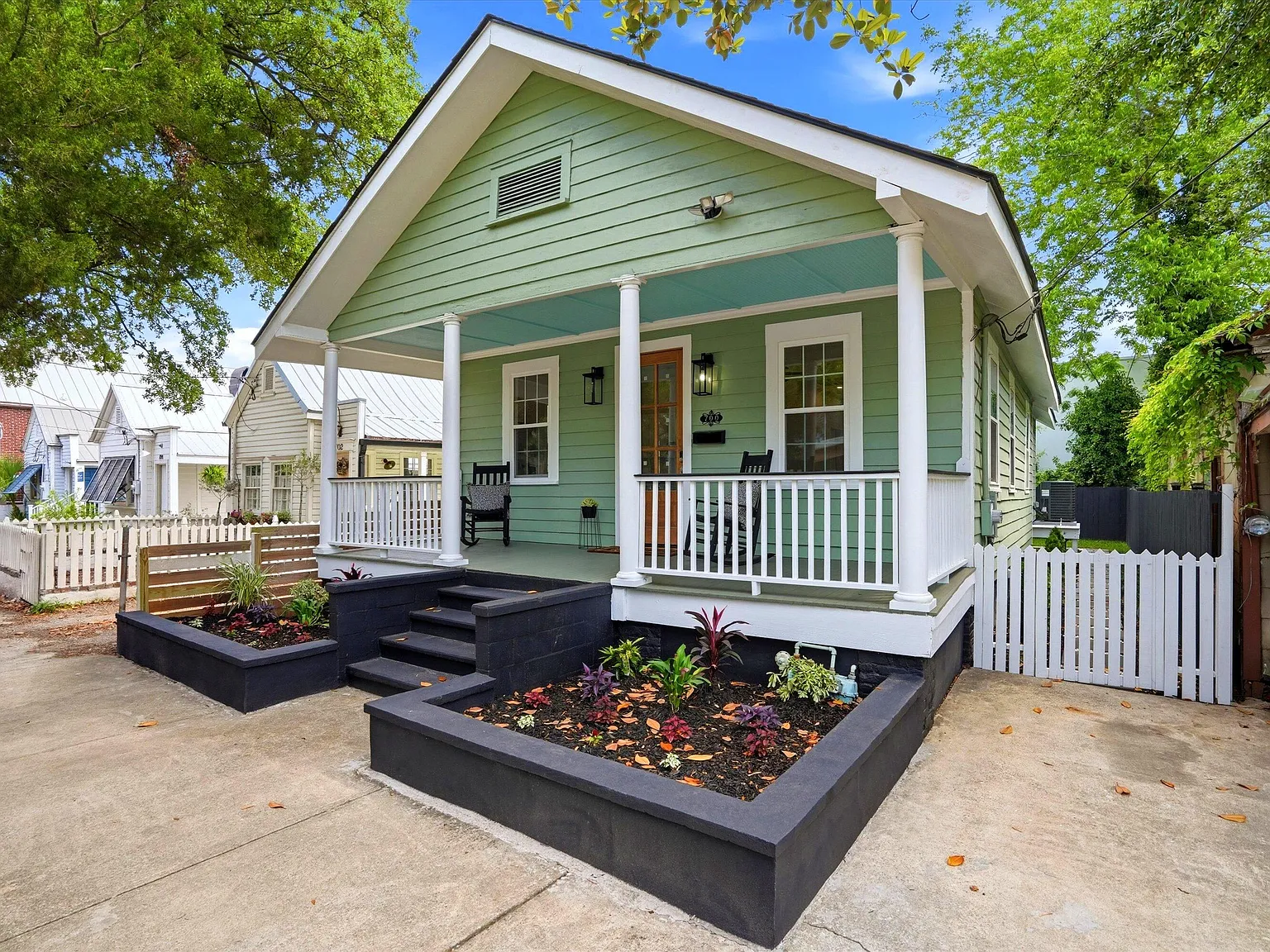 3 bed, 2.0 bath, 1104 sqft, $4,200 — Photo 2