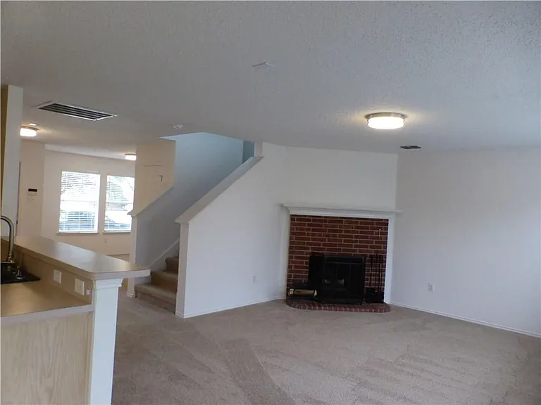 1572 Crown View Dr — Photo 6