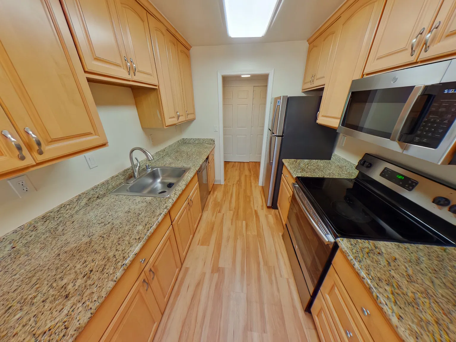 424 Oak Grove Ave — Photo 1