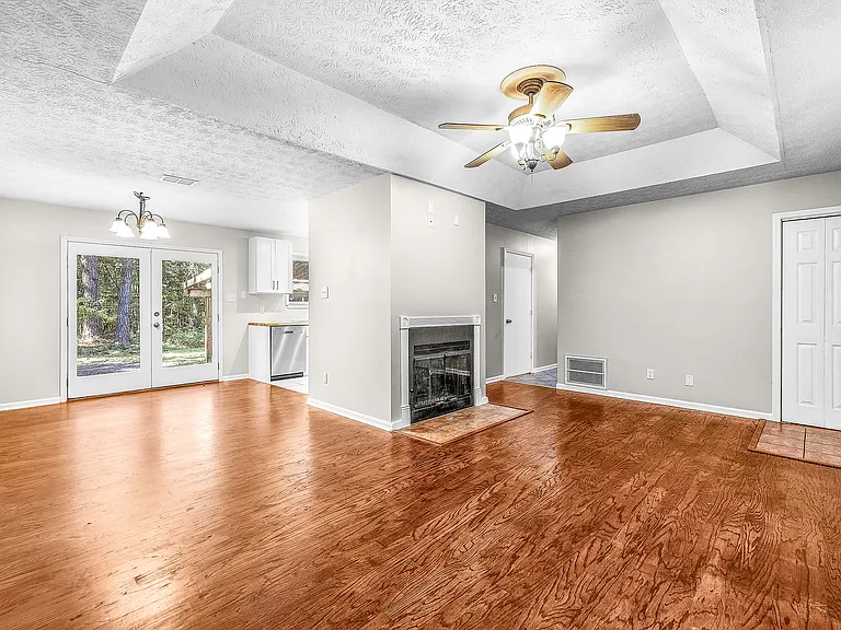 615 W Tietgen St — Photo 5