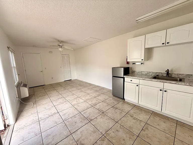 811 Orchid Dr #B — Photo 2