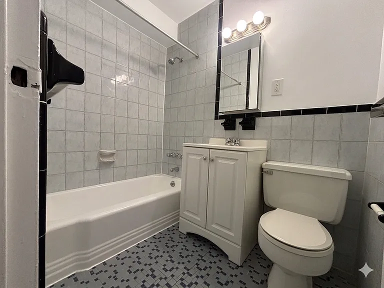 260 W 27th St #9 — Photo 4