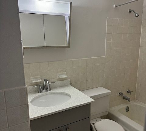 2nd image of 519 10th Ave SE APT 1