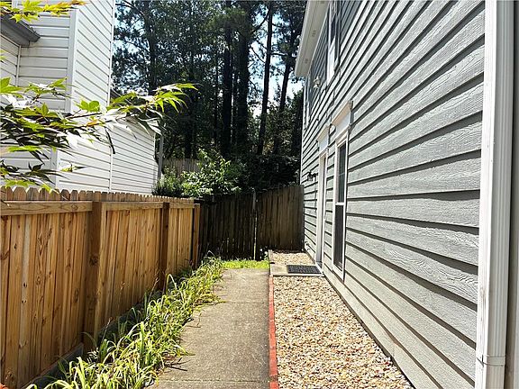 3rd image of 6678 Buckingham Ct