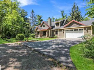 608 E Oak St, Leland, MI 49654
