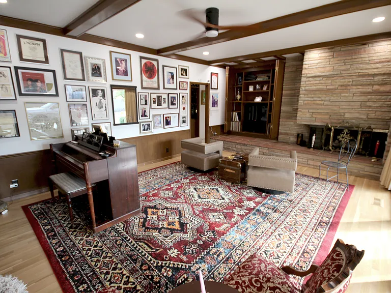 Main Floor Den, Music Room