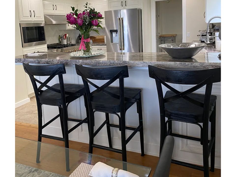 Kitchen and breakfast bar.
