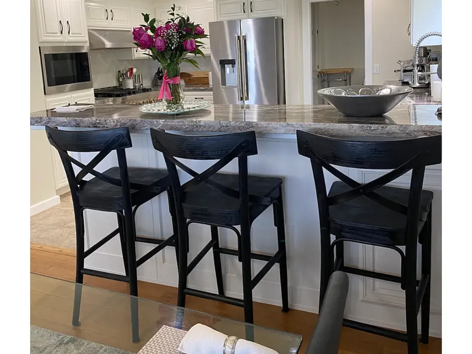 Kitchen and breakfast bar.