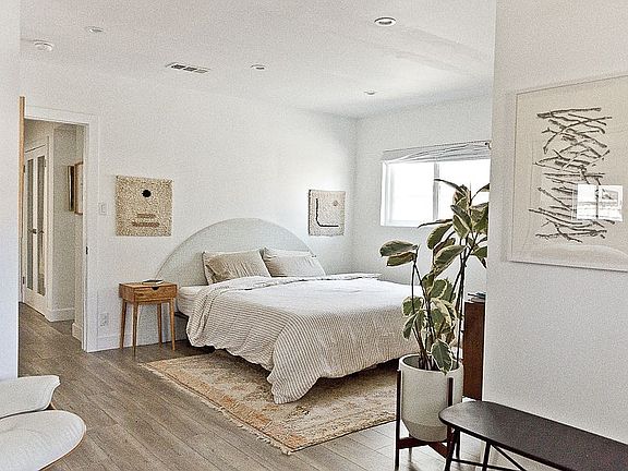5th image of 21214 Providencia St