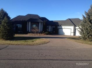 587 Vista Ridge Ln, Shakopee, MN 55379