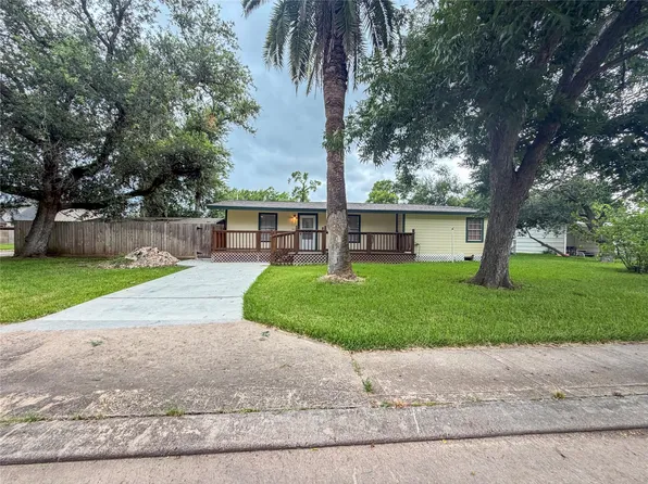 301 Azalea St, Lake Jackson, TX 77566